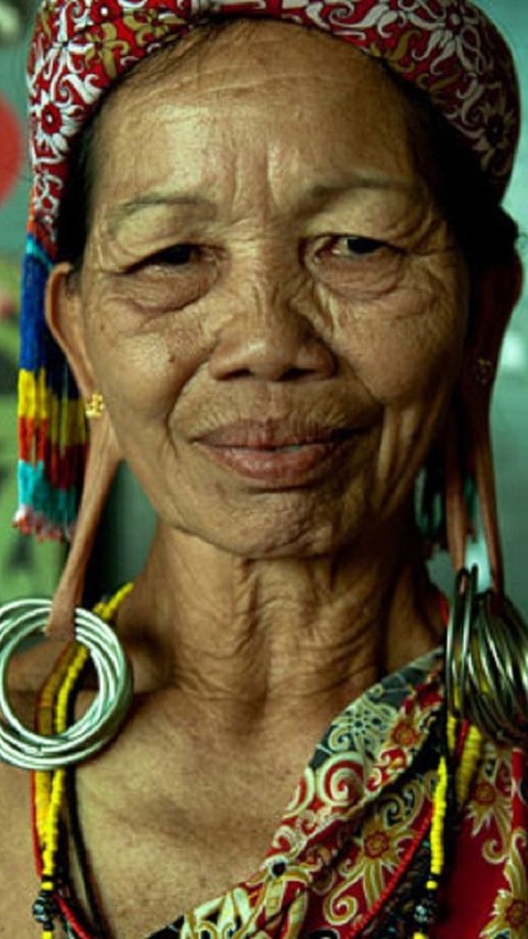 Mengenal Tradisi Telingaan Aruu, Simbol Kebangsawanan dan Kecantikan Masyarakat Suku Dayak