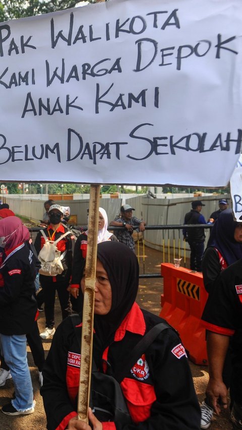 FOTO: Protes Penerimaan Siswa Baru, Massa Ibu-Ibu Geruduk Kantor Wali Kota Depok