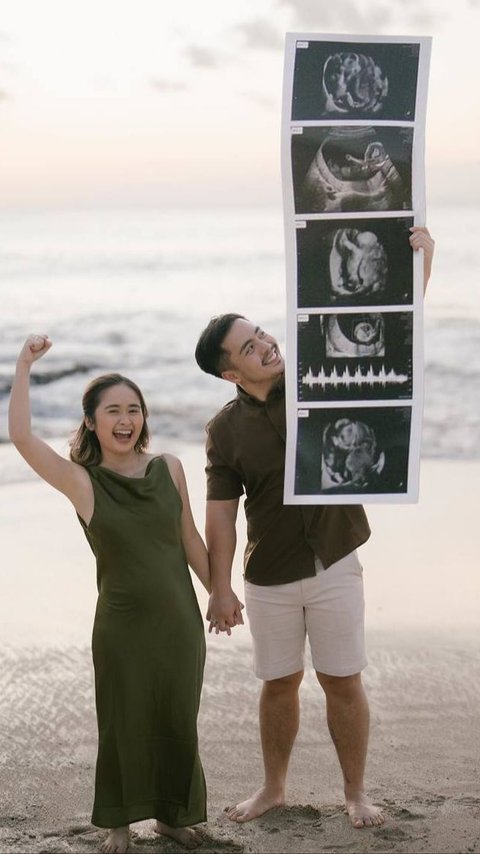 Potret Gritte Agatha Umumkan Kehamilan, Pamer Baby Bump di Pinggir Pantai dengan Foto USG Gede Banget