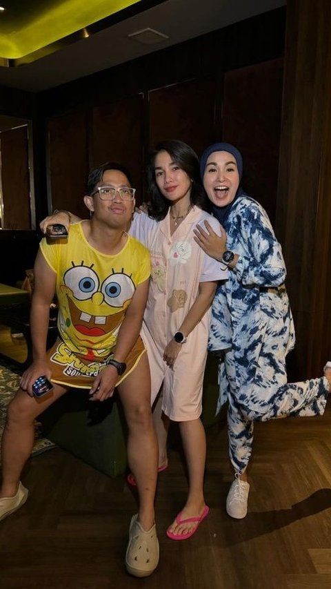 Daster Party Seru, 8 Foto Ussy Sulistiawaty Rayakan Ulang Tahun Bareng Sahabat