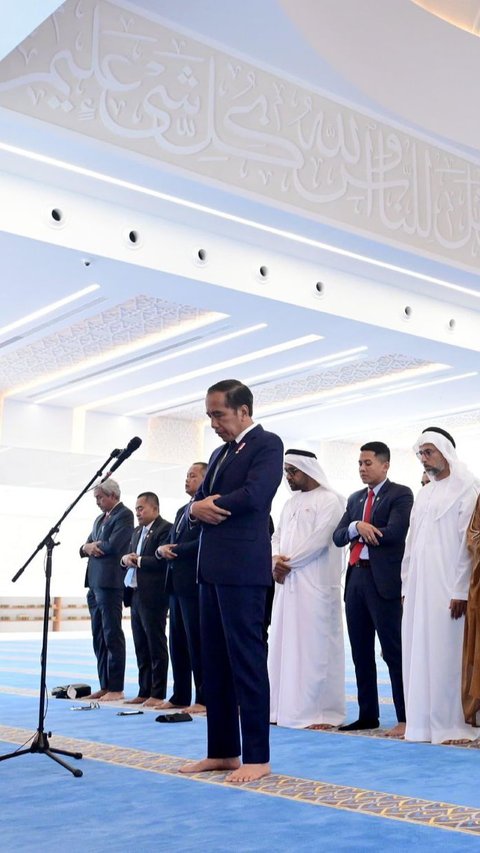 FOTO: Potret Jokowi Jadi Imam Salat di Masjid Presiden Joko Widodo Abu Dhabi