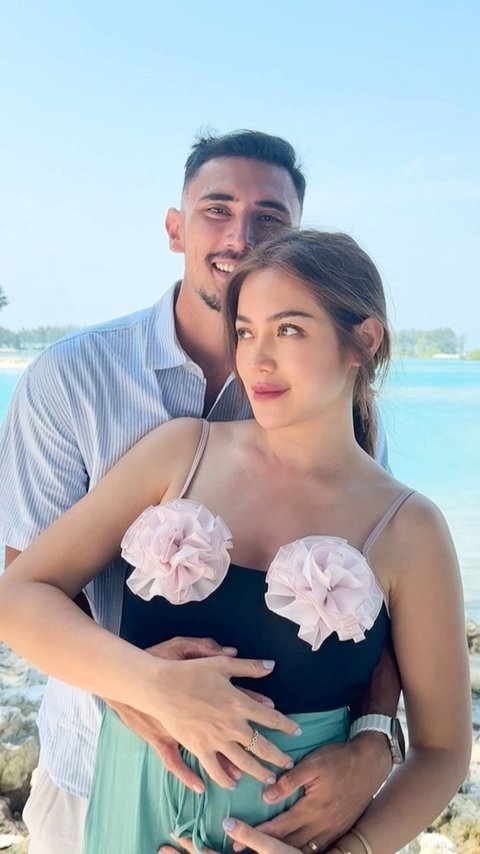 Babymoon, 8 Foto Jessica Iskandar Liburan ke Pulau Payung Bareng Keluarga dan Bumil Glowing Abis