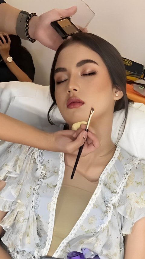 Portrait of Saskia Chadwick Sleeping Soundly During Makeup, Wakes Up Looking Beautiful!