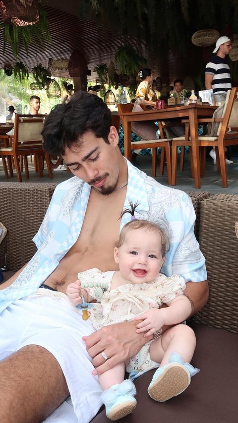 Crying! 10 Memorable Photos of Dali Wassink Caring for Baby Kamari, Becoming the Favorite Hot Dad of Netizens