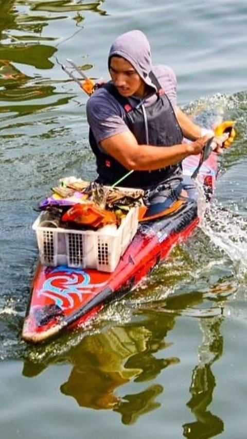 Kegigihan Pemuda Kumpulkan Sampah di Danau Pakai Kano Bikin Takjub Bule, Ternyata Ada Kegiatan Lanjutannya