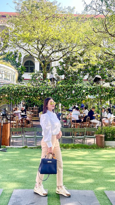 Kini Menginjak Usia Setengah Abad, Intip Foto-foto Keseruan Bella Saphira di Singapura yang Tetap Terlihat Cantik dan Awet Muda
