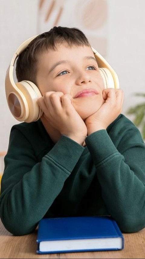 Child Doesn't Like Reading Books? Audio Book Can Be an Alternative