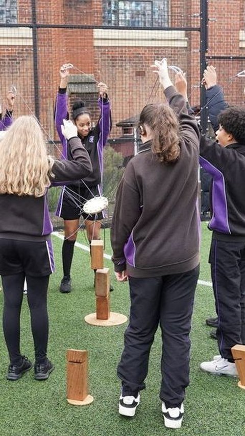 This Prestigious School in London Tests the Duration of a 12-Hour School Day
