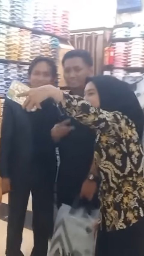 Pegi Setiawan Suddenly Becomes a Celebrity, Crowded by Women Asking for Photos While Shopping at the Mall