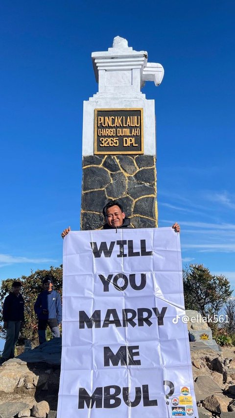 Kibarkan Spanduk 'Will You Marry Me?' di 7 Puncak Gunung, Perjuangan Pria Demi Lamar Sang Kekasih Ini Jadi Sorotan