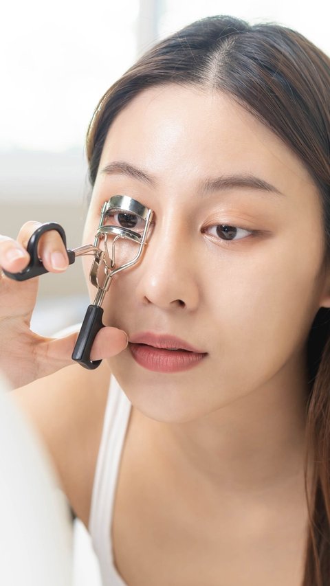 Difficult to Use Eyelash Curler because of Short Eyelashes? Follow This Method