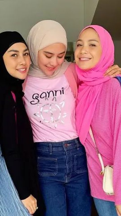 Intip Deretan Gaya Nagita Slavina Kenakan Hijab Pink Bareng Adik Ipar Usai Pulang Haji