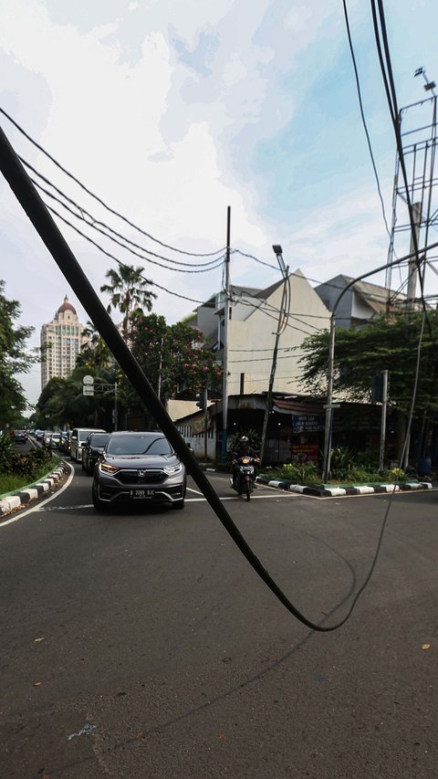 Kabel Menjuntai di Jalan Patal Senayan