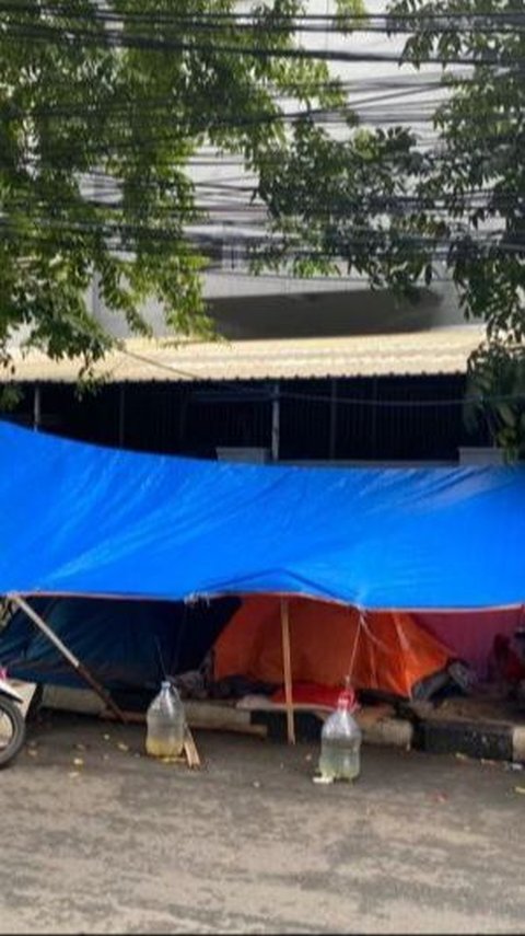 Pengungsi di Jakarta Selatan Ditampung di Posko Depan Kantor UNHCR, Polisi dan TNI Gantian Berjaga Pagi hingga Malam