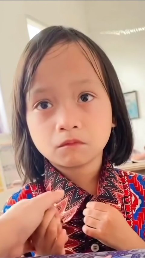 Facing the Teacher While Crying, Elementary School Student Confides and Remembers her Deceased Mother: Mama Always Used to Take Me to Class One, Now...