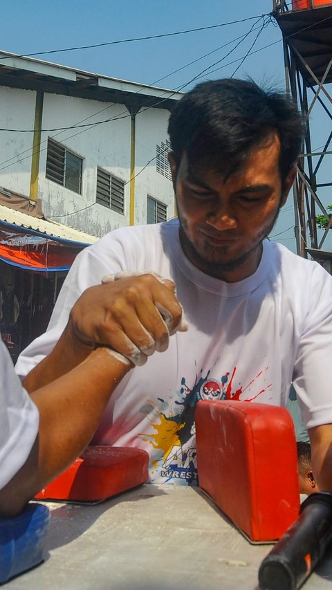 FOTO: Antusiasme Pedagang hingga Kuli Panggul Ikut Adu Panco di Pasar Ciseeng Bogor