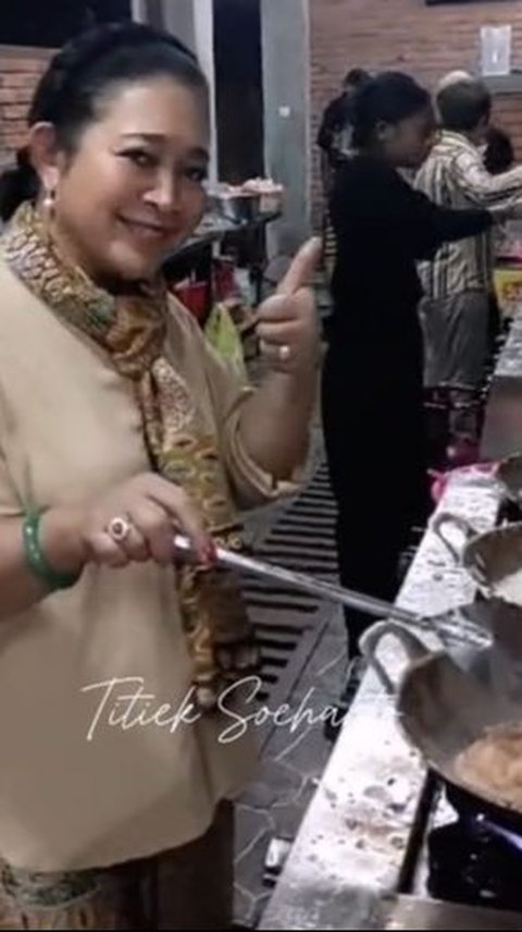 5 Potraits of Titiek Soeharto Cooking Crispy Eggs at Her New Restaurant, Helping Employees Serve Customers