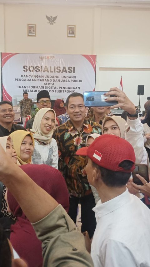 Saat Kepala LKPP Jadi Rebutan Emak-Emak yang Ingin Swafoto