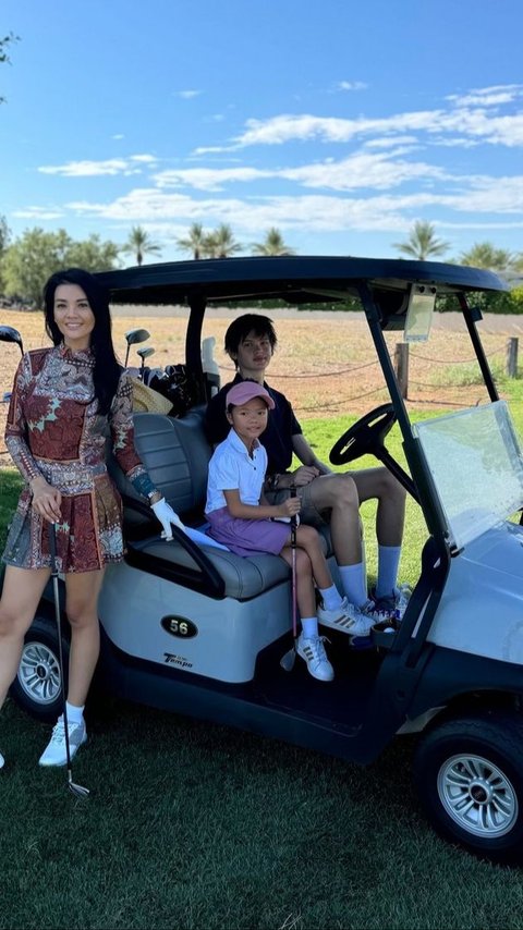 Potret Farah Quinn Tetap Main Golf Bareng Dua Buah Hatinya di Amerika Meski Suhu dengan Panas Mencapai 45 Derajat