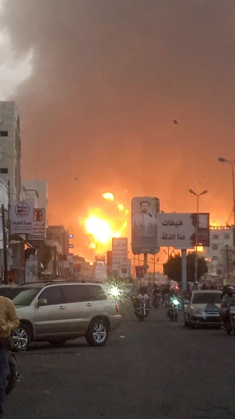 FOTO: Penampakan Kilang Minyak Houthi di Yaman Terbakar Dahsyat Setelah Diserang Israel