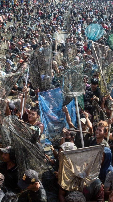 FOTO: Desak-Desakan Nyebur ke Air, Ribuan Warga Klaten Rebutan Serok 2 Ton Ikan di Waduk Gumblegan