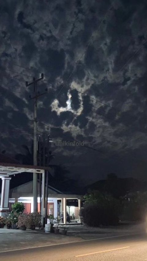 A Woman Captures the Sky Forming the Words of Allah SWT at Night, the Form is Very Clear!