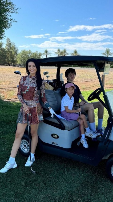 Panas-Panasan di Suhu 45 Derajat, 7 Foto Farah Quinn Main Golf di Amerika Bareng Dua Anaknya