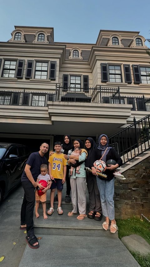 Raffi Ahmad Foto Bareng Pengasuh Anak dan ART di Depan Rumah Mewah, Sikapnya jadi Perbincangan