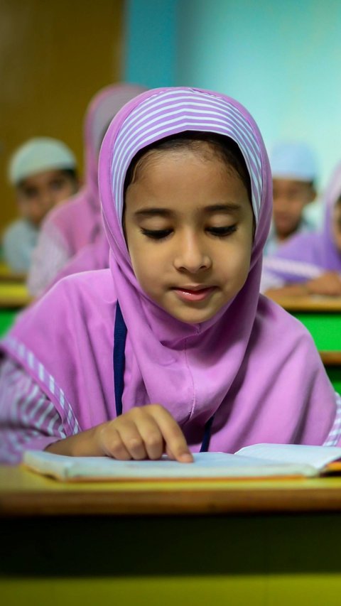 Prayers when entering and leaving the classroom that are important for every student to practice, Please pray that knowledge can be received well and be beneficial