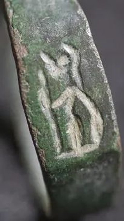 Cincin Dewi Perang Romawi Memegang Pedang & Tombak Ditemukan, Usianya 1.800 Tahun