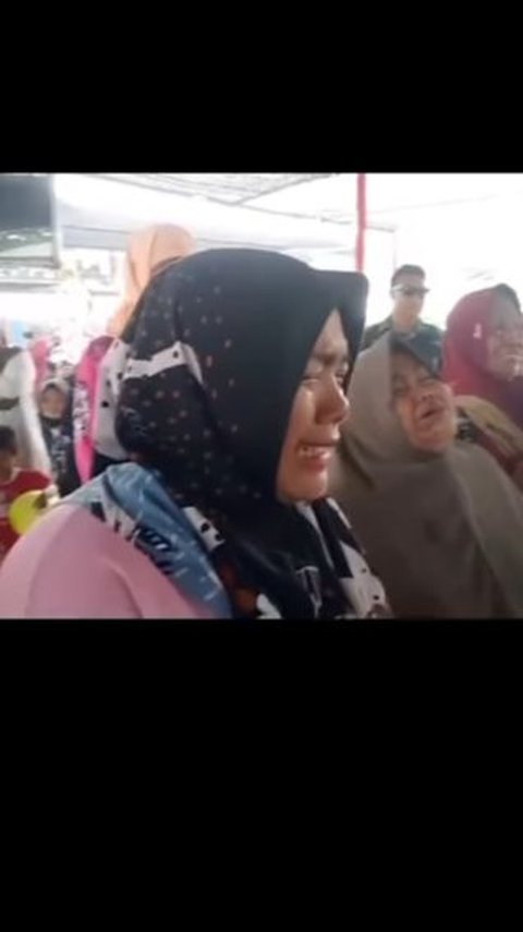 Viral Moment of Mothers Participating in Crying Competition in Tegal, Hundreds of Participants