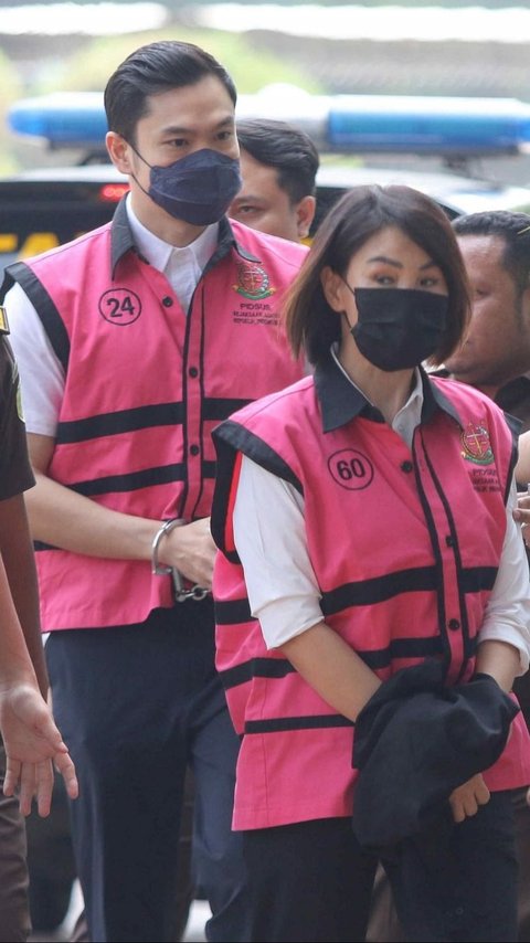 FOTO: Berompi Tahanan, Tersangka Korupsi Timah Harvey Moeis dan Helena Lim Digiring ke Kejaksaan Negeri Jakarta Selatan, Ini Reaksi Wajahnya