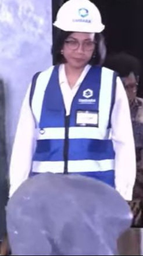 VIDEO: Momen Unik Sri Mulyani hingga Luhut Pakai Topi Proyek, Tenteng Blancong Pecah Batu