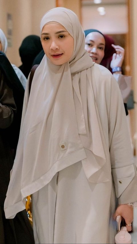 Portrait of Nagita Slavina's Syar'i Hijab Style When Attending Ustaz Hanan Attaki's Study