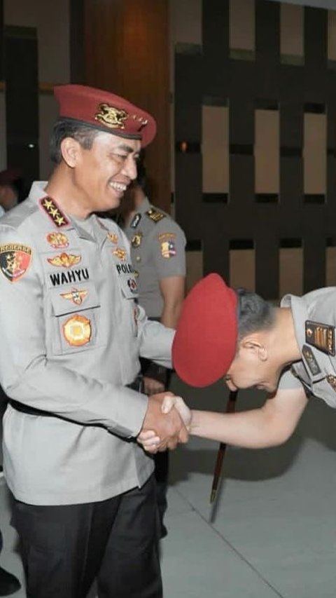 Naik Pangkat Anak Jenderal Polisi Jadi AKP, Membungkuk Salaman Sama Kabareskrim