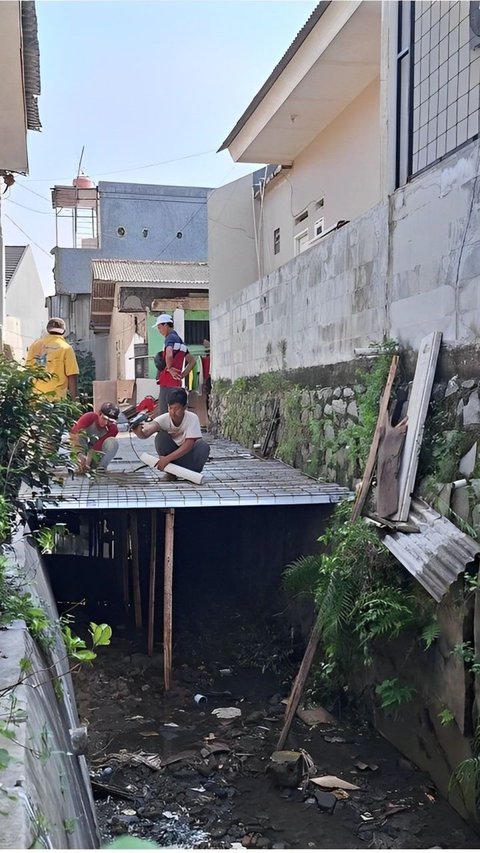 Viral Allegedly Depok Residents Cement Area Above River Flow for Parking Cars