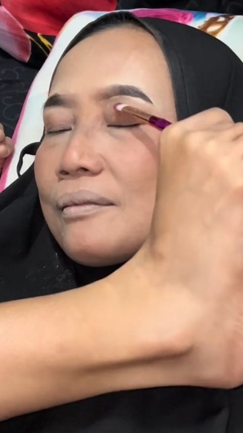 Beauty TikToker with Cerebral Palsy Does Mother's Makeup with Feet, Netizens: Only You Dare