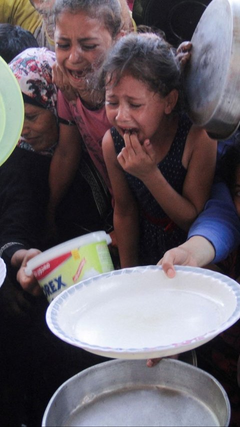 FOTO: Tangis dan Jeritan Anak-Anak Palestina di Gaza Berebut Antre Makanan di Dapur Amal