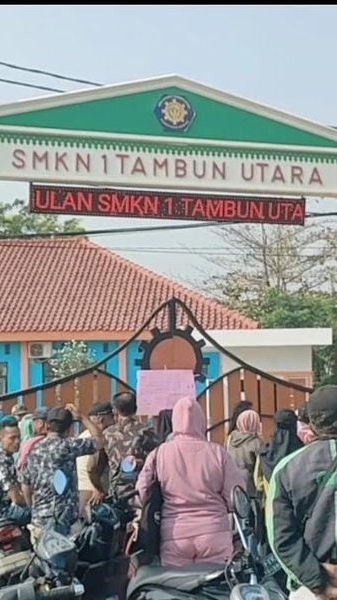 Kecewa Anak Dikeluarkan, Puluhan Orang Tua Siswa SMKN 1 Tambun Utara Nekat Kunci Gerbang Sekolah