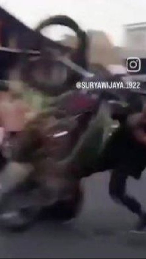 Seorang pria yang berusaha menunjukkan gaya-gayaan dengan atraksi motor di Karnaval Nganjuk akhirnya mengalami nasib buruk setelah menabrak sekelompok anak-anak.