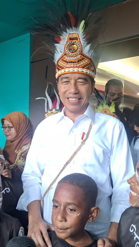 Saat Jokowi Menari Bersama Ribuan Pelajar Papua di Hari Anak Nasional