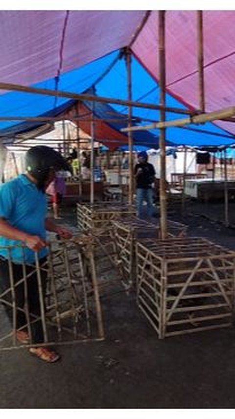 VIDEO: Detik-Detik Polisi Gerebek Lokasi Sabung Ayam Bekasi, Kocak Kocar Kacir Jebol Dinding