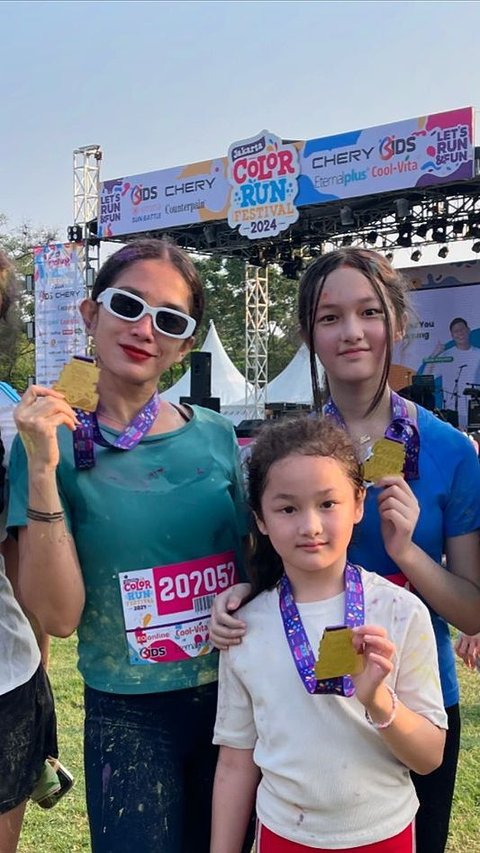 Awesome! Ussy Sulistiawaty's Children Participate in a Running Event Until the Finish Line