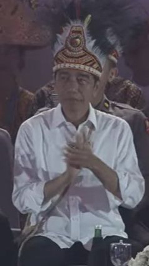 VIDEO: Jokowi Balas Hormat Berdiri Tegak Depan Ribuan Anak Ramaikan Puncak Hari Anak di Papua