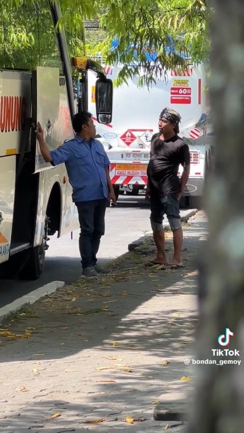 Buat Eksperimen Sosial, Aksi Sopir Bus Bantu Orang yang Kesusahan Ini Tuai Pujian