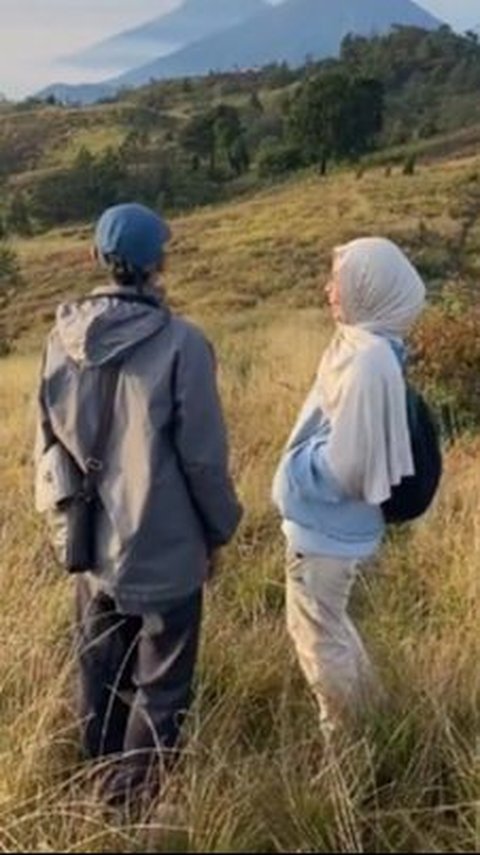 Sukses Buat Iri, Perempuan Ini Naik Gunung Ditemani Ayahnya yang Berusia 65 Tahun