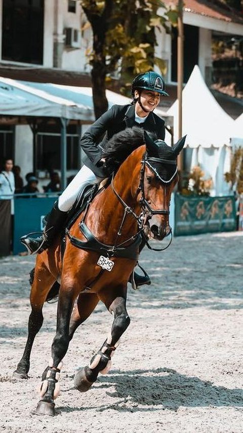 Portrait of Nabila Syakieb Taking Her Child to the Horse Racing Arena, Distracted by Its Expensive Aura