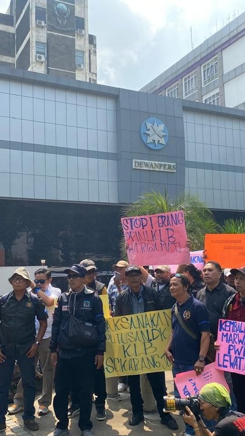 Puluhan Anggota PWI Demo di Dewan Pers, Desak KLB