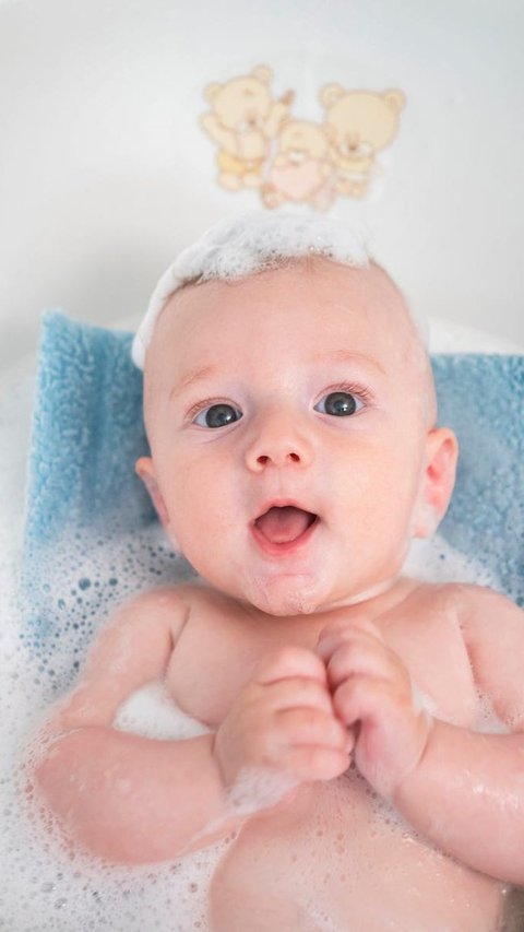 Manfaat Mandi Air Hangat untuk Bayi, Salah Satunya agar Tidurnya Nyenyak