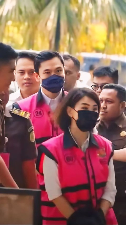 VIDEO Penyerahan (Tahap II) Tersangka HM dan HLN Terkait Korupsi Timah Rp300 Triliun